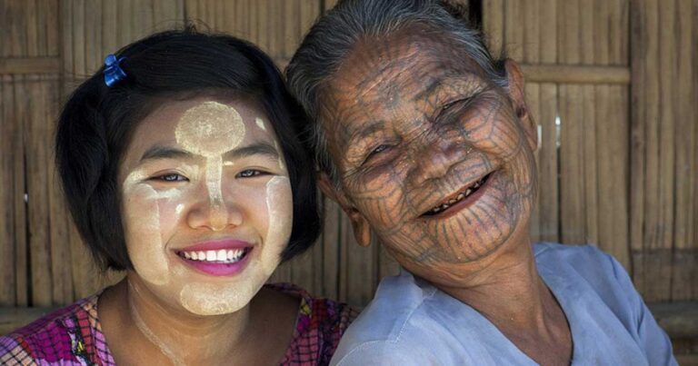 Τα τατουάζ από ιστούς αράχνης διακοσμούν τα πρόσωπα των γυναικών της Βιρμανίας