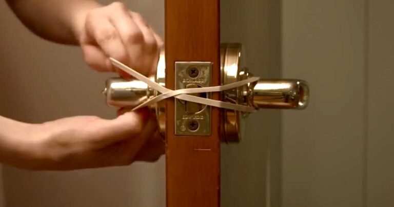 Έδεσε ένα λαστιχάκι στη πόρτα! Ο λόγος; Ιδιοφυής! (βίντεο)