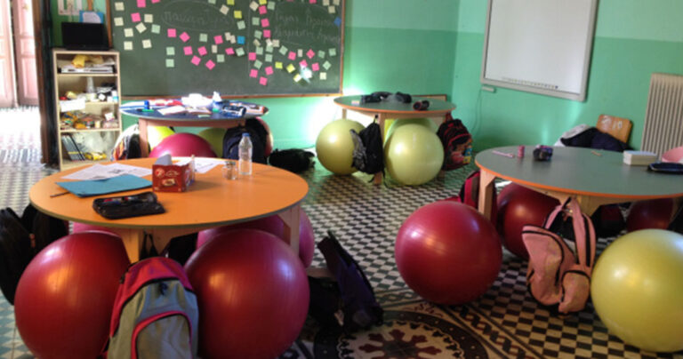 Το πρώτο ελληνικό δημόσιο σχολείο που πέταξε τις καρέκλες των μαθητών!