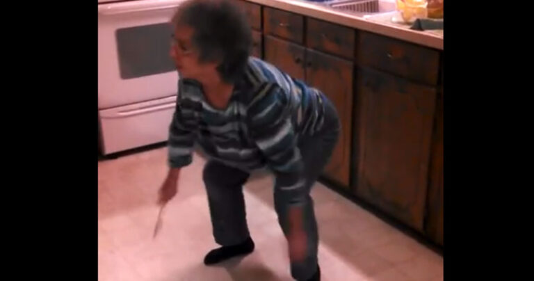 Μια ηλικιωμένη γυναίκα μαγείρευε. Ξαφνικά άκουσε το αγαπημένο της κομμάτι. Η αντίδραση της; Θα σας ξεσηκώσει!