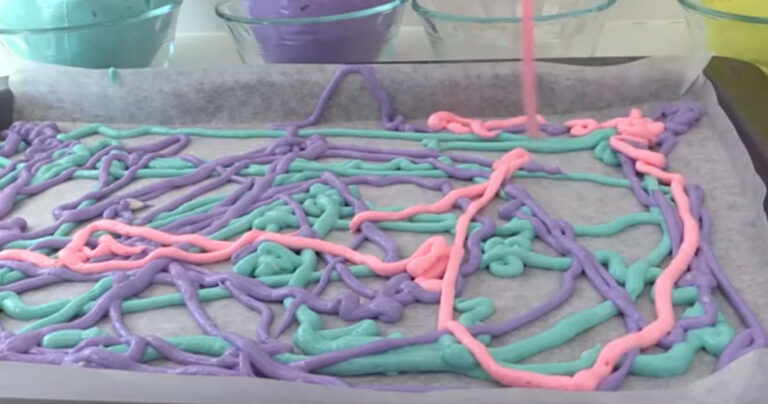 Στην αρχή το κέικ της μοιάζει με τρομερή αποτυχία. Όταν το τελείωσε όμως έφτιαξε κάτι όμορφο!