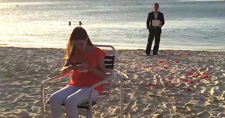 Άντρας της έκανε επί 365 μέρες πρόταση γάμου ενώ αυτή δεν ήξερε τίποτα! Δείτε το μοναδικό βίντεο.