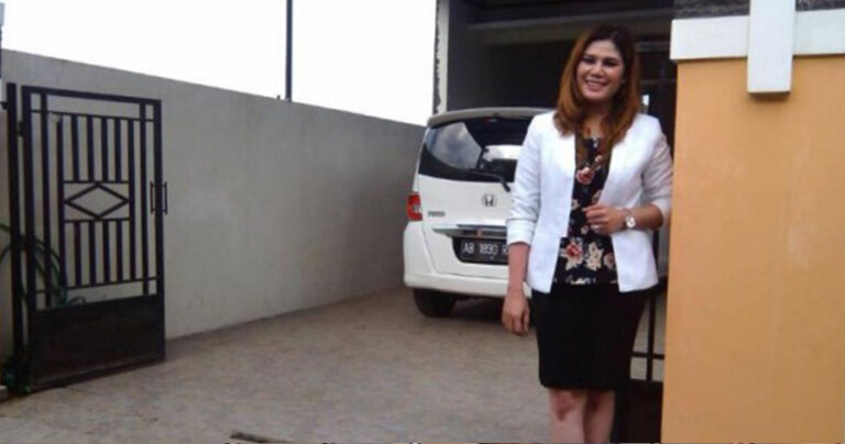 Η γυναίκα που μαζί με το σπίτι της πουλάει και τον… εαυτό της!