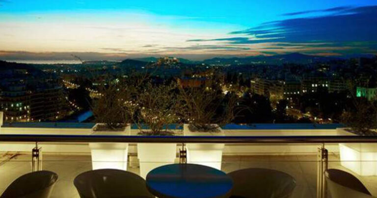 Ποιο είναι το μπαρ ταράτσα στην Αθήνα που βρίσκεται στην λίστα με τα 10 καλύτερα του κόσμου;