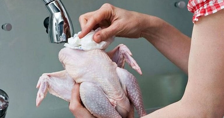 Γιατί δεν πρέπει να πλένουμε το ωμό κοτόπουλο