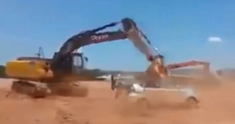 Του διέλυσε το αυτοκίνητο με… εκσκαφέα επειδή άργησε να τον πληρώσει! (βίντεο)