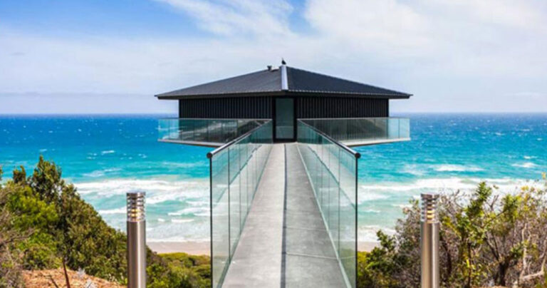 Το μοναδικό σπίτι που νομίζεις ότι βρίσκεται πάνω στη θάλασσα!