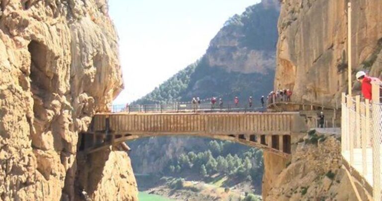 Αυτό είναι το «μονοπάτι του βασιλιά»! Ένα μονοπάτι μόνο για τολμηρούς!