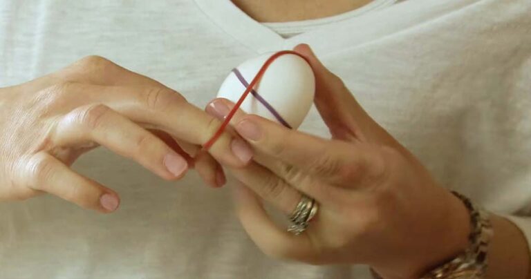 Έβαλαν λαστιχάκια γύρω από βραστά αυγά. Ο λόγος; Πολύ επίκαιρος και εντυπωσιακός!