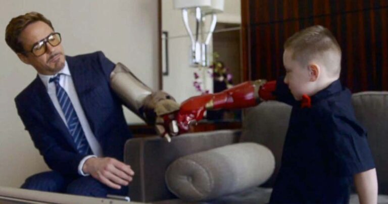 O  ηθοποιός του “Iron Man” Robert Downey Jr δώρισε σε 7χρονο αγοράκι με αναπηρία ένα βιονικό χέρι!