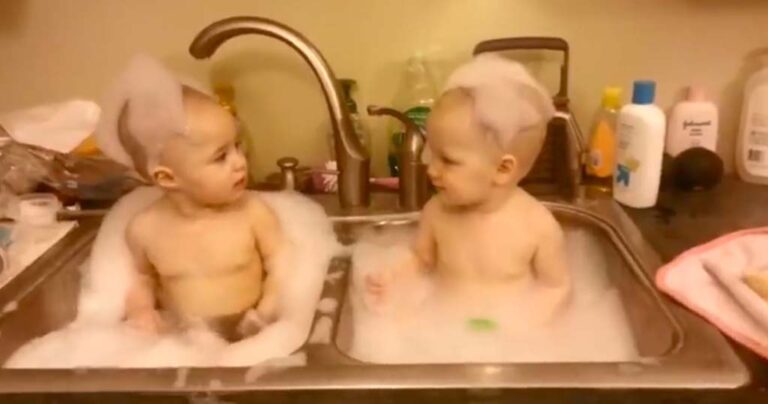 Μια μαμά έβαλε τα δίδυμα της στο νεροχύτη. Πρέπει να δείτε τι κάνει το μωρό στα αριστερά!