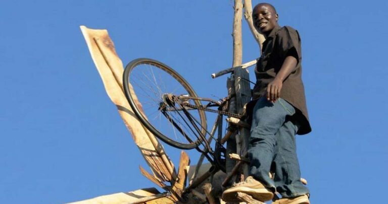 Όλο το χωρίο ακόμη και η μητέρα του νόμιζαν ότι είναι τρελός. Αλλά μόλις είδαν τι έφτιαξε άλλαζαν γνώμη!