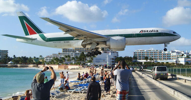 Εκεί όπου τα αεροπλάνα μοιάζουν να προσγειώνονται πάνω από τα κεφάλια τουριστών!