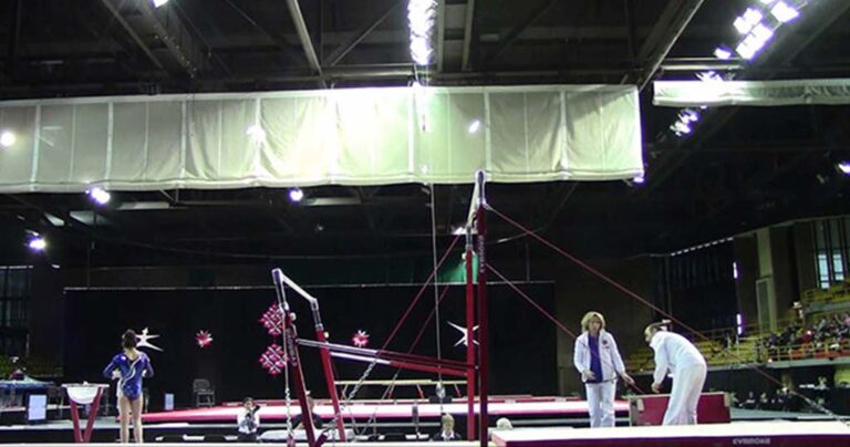 Προπονητής έσωσε την αθλήτρια του από σοβαρό τραυματισμό μέσα σε λίγα λεπτά και μάλιστα 2 φορές!