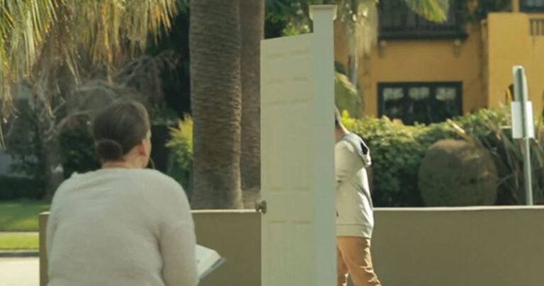 Η απίθανη φάρσα με την μαγική πόρτα στο πάρκο που τρέλανε πολύ κόσμο! (βίντεο)