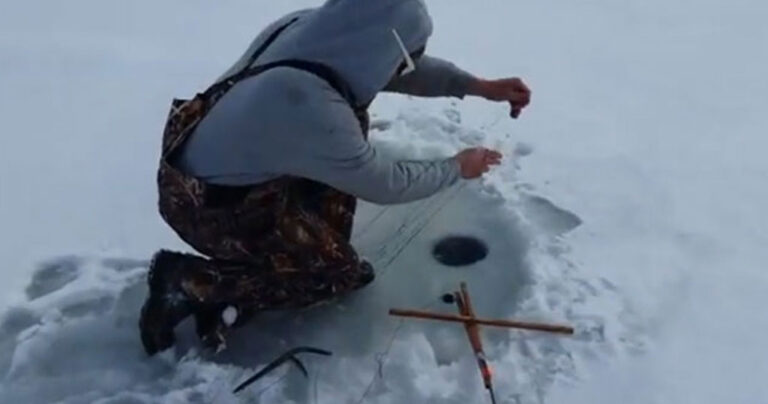 Όταν το ψάρεμα πάνω στο πάγο έχει παράξενα… αποτελέσματα! (βίντεο)