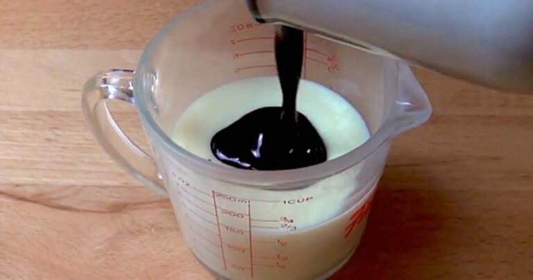 Έριξε καφέ μέσα σε ζαχαρούχο γάλα. Δείτε τι έγινε όταν πάγωσε!