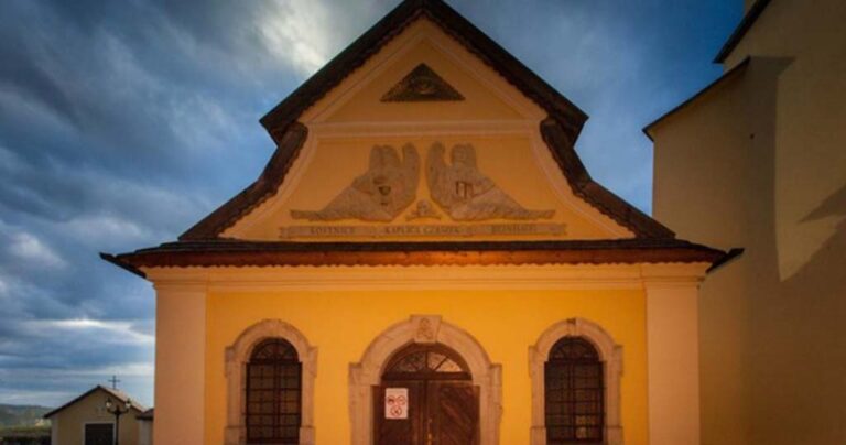 Μοιάζει σαν ένα συνηθισμένο εκκλησάκι.  Ανοίγοντας, όμως την πόρτα τίποτα δεν θυμίζει με οίκο του Θεού.