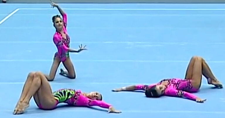 Οι χορεύτριες πήραν τις θέσεις τους. Όταν άρχισε η μουσική; Έγινε κάτι που κανείς δεν το περίμενε! (βίντεο)