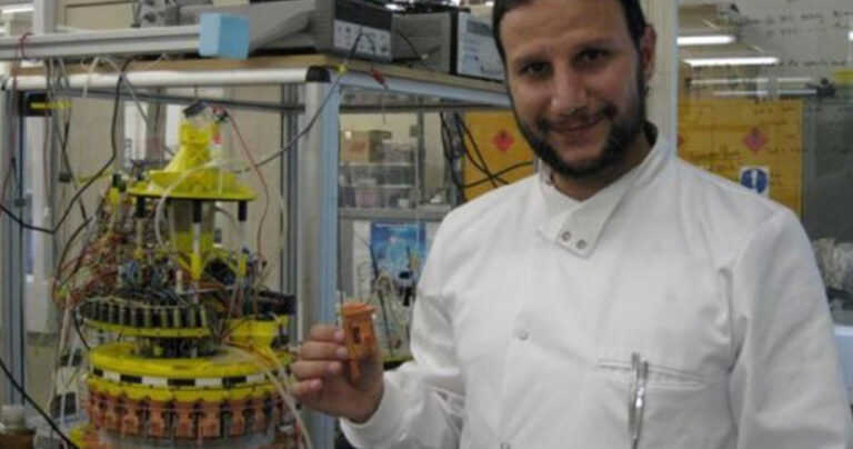 H εφεύρεση Έλληνα που θα φέρει επανάσταση! Λεκάνη που χρησιμοποιεί τα ούρα και παράγει ηλεκτρικό ρεύμα!