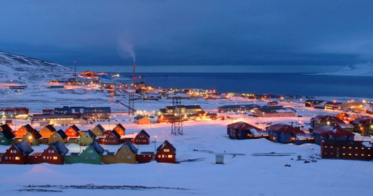 Η πόλη που ζουν 24 ώρες στο σκοτάδι. Στο βορειότερο κατοικημένο πάνω στη γη!