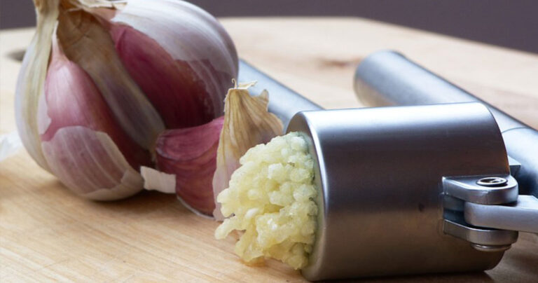 Φτιάξτε αυτό το ποτό από σκόρδο και καθαρίστε το αίμα σας!