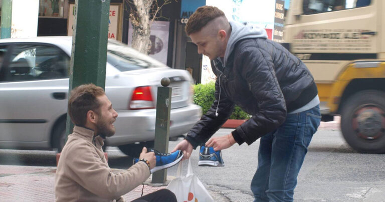 Πολλά μπράβο! Νεαρός προσφέρει παπούτσια σε έναν άστεγο άντρα στην Πανεπιστημίου!