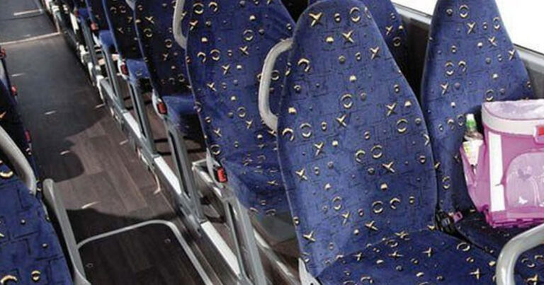 Γνωρίζετε γιατί τα καθίσματα των λεωφορείων έχουν αυτά τα περίεργα καλύμματα; Το μυστήριο λύθηκε!