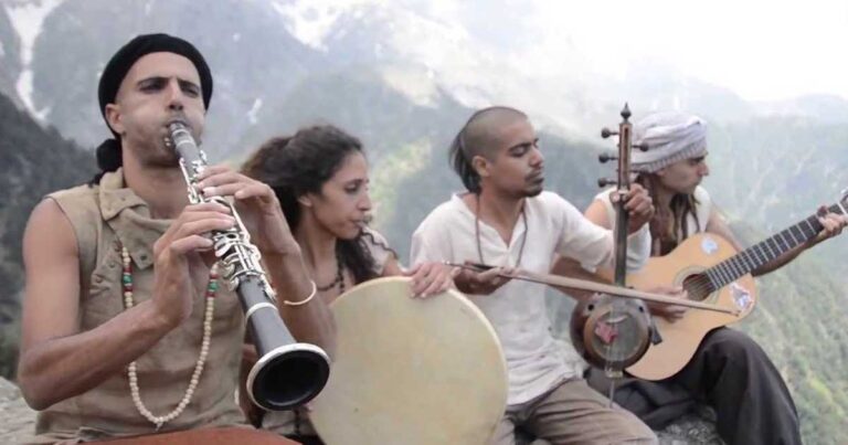 Eρμηνεύουν τα “Δακρυσμένα Μάτια” του Μίκη Θεοδωράκη στην κορυφή των Ιμαλαΐων!