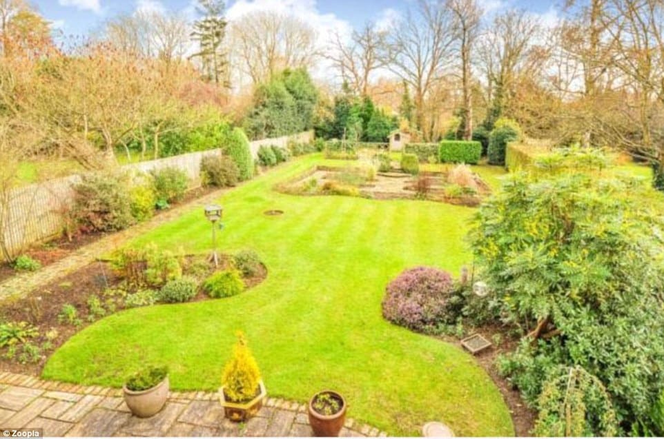 26682c6300000578 2983617 the 0 4 acre plot also features this stunning feature garden whi a 40 1425724040866