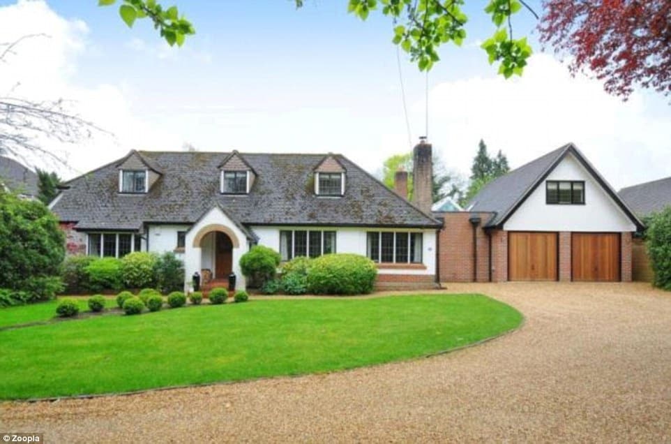 26682d5700000578 2983617 this massive detached home in east horsley set on a half acre pl a 37 1425724040861