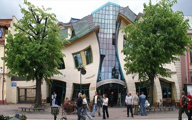 crooked house poland