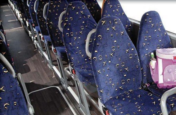 Αναρωτηθήκατε ποτέ γιατί τα καθίσματα των λεωφορείων έχουν αυτά τα περίεργα καλύμματα; Το μυστήριο λύθηκε!