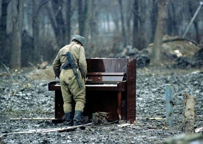 pianist soldier 669x473 1