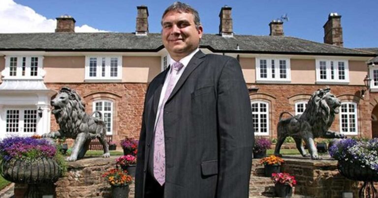 Ο εκατομμυριούχος που παίρνει χαρτζιλίκι από τη… γυναίκα του για να ζήσει!