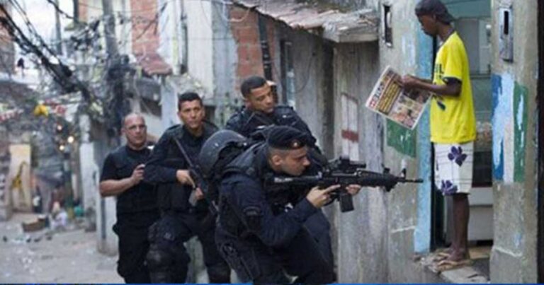 32 άνθρωποι που απλά δεν τους νοιάζει τι γίνεται γύρω τους