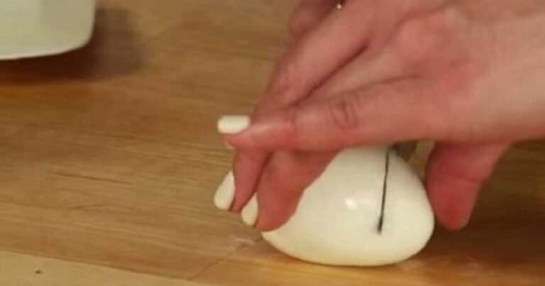 Έκοψε ένα αυγό έτσι ώστε τα παιδιά δύσκολα μπορούν να αντισταθούν σε αυτό!