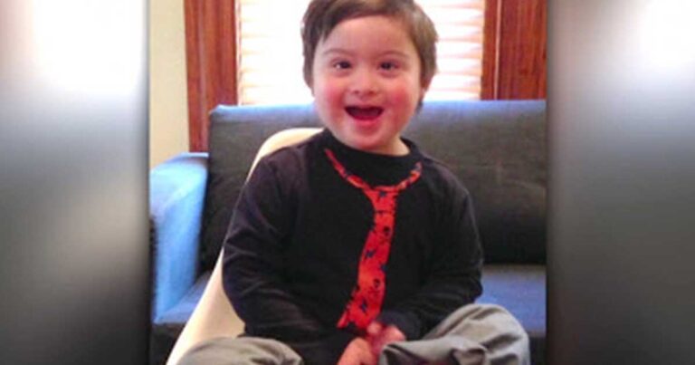 Έκαναν παράπονα για ένα παιδάκι με σύνδρομο down που κάθονταν δίπλα τους. Ο σερβιτόρος όμως τους έδωσε την καλύτερη απάντηση…