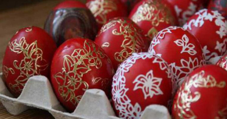 Εύκολη συνταγή για κόκκινα, όμορφα αυγά για το Πάσχα