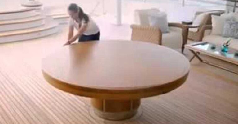 Mοιάζει με ένα κανονικό τραπέζι, αλλά όταν αρχίσει να περιστρέφεται θα σας εντυπωσιάσει!