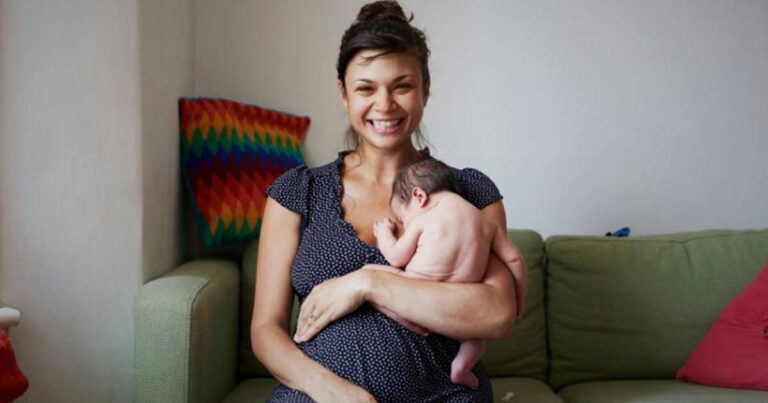 Τρυφερές εικόνες από μωρά μιας ημέρας ποζάρουν στο φακό