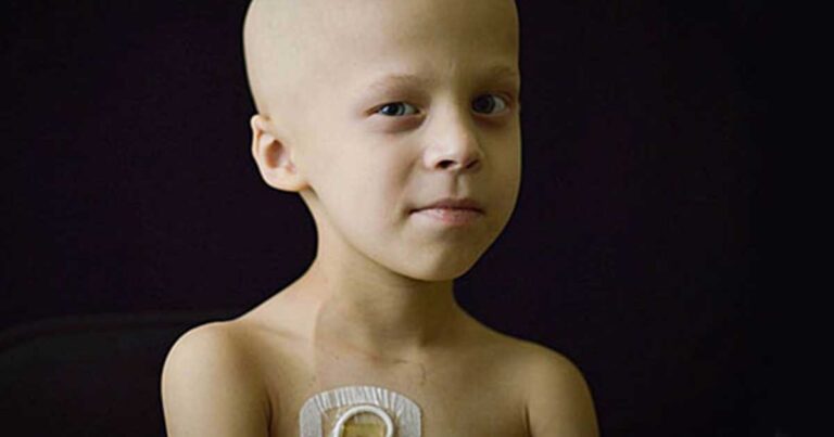 35 συγκλονιστικές φωτογραφίες που δείχνουν πως είναι να να μεγαλώνεις ένα παιδί με καρκίνο