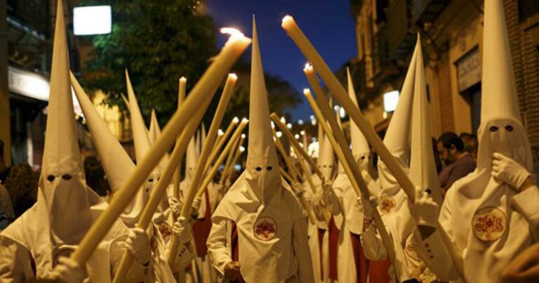 Παράξενα πασχαλινά έθιμα από όλο τον κόσμο. Υπόγειες τελετές, μαστίγωμα των γυναικών και άλλα