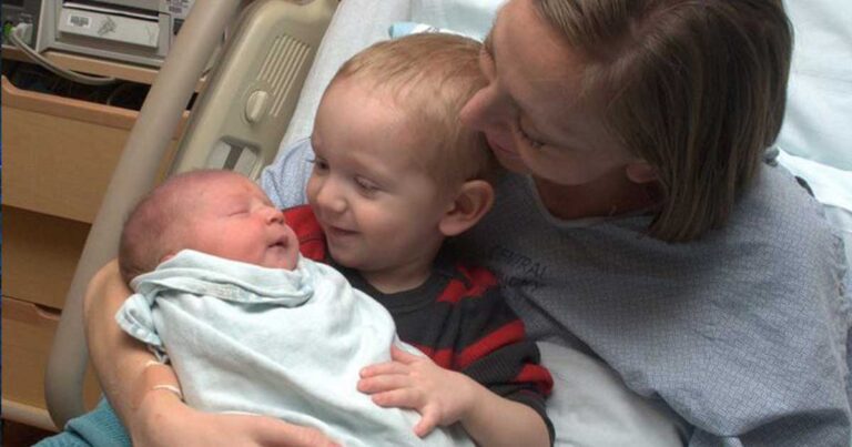 22 τρυφερές φωτογραφίες παιδιών που βλέπουν τα μωρά αδελφάκια τους για πρώτη φορά!