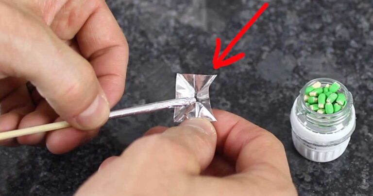 Πήρε λίγο αλουμινόχαρτο και ένα σπίρτο και έφτιαξε μια μικρή ρουκέτα!