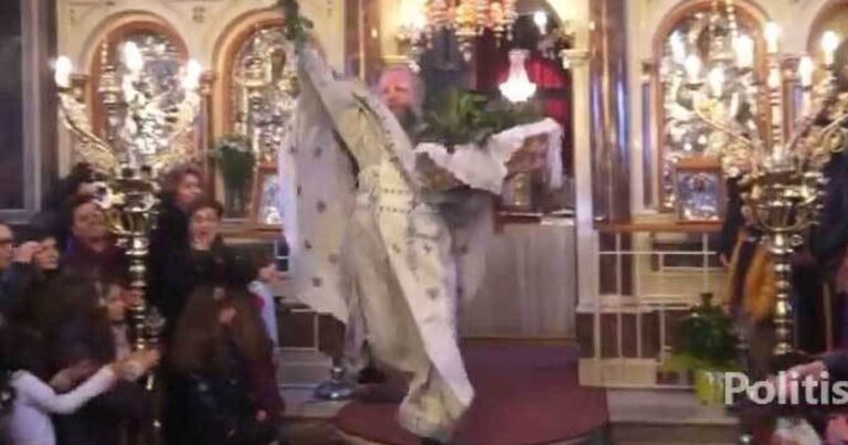 Ο παπάς από τη Χίο επέστρεψε και σαρώνει το ελληνικό διαδίκτυο!