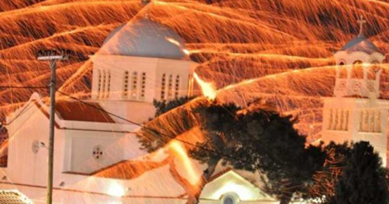 Ο εντυπωσιακός ρουκετοπόλεμος της Χίου που έκανε τη μέρα νύχτα!