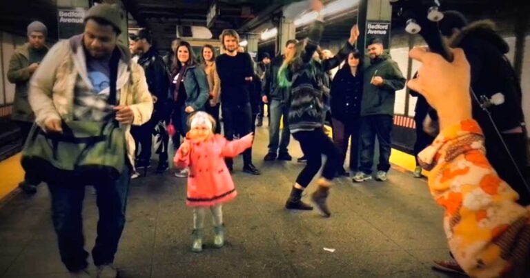 Άρχισε να χορεύει στο μέτρο. Κανείς όμως δεν περίμενε ότι θα συνέβαινε αυτό!