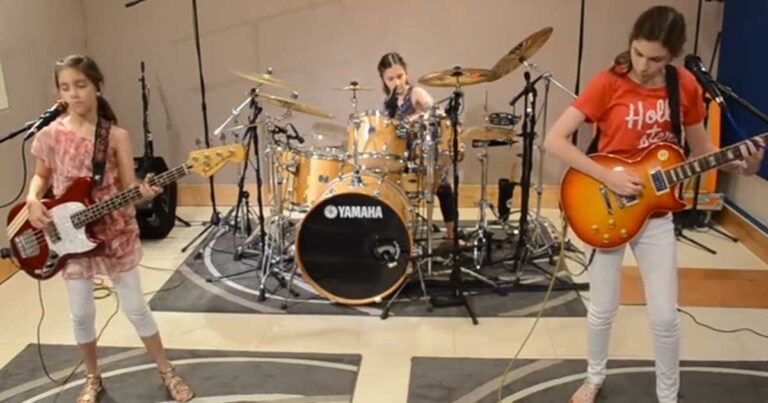 Αυτά τα κορίτσια φαίνονται αθώα και αξιολάτρευτα. Όταν όμως άρχισαν να τραγουδούν; Θα εκπλαγείτε!