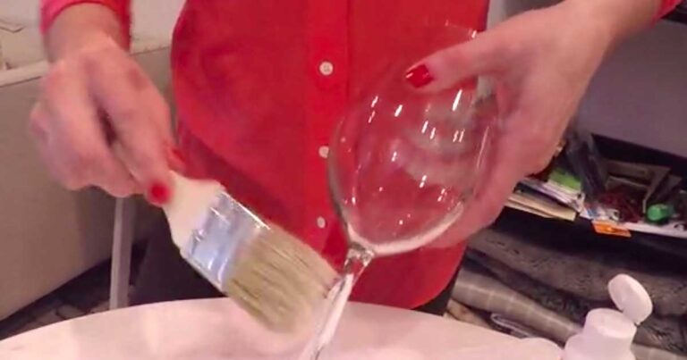 Έβαλε κόλλα πάνω σε ένα καινούργιο ποτήρι κρασιού! Το αποτέλεσμα; Σίγουρα θα το δοκιμάσουμε!